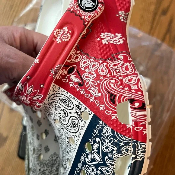 UNISEX CROCS Bandana Style with Classic Clog Design SZ M7 W9 NWT - Picture 6 of 7
